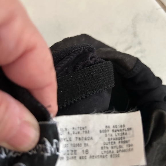 Miraclesuit Women’s Black and White Design One Piece - Picture 4 of 4